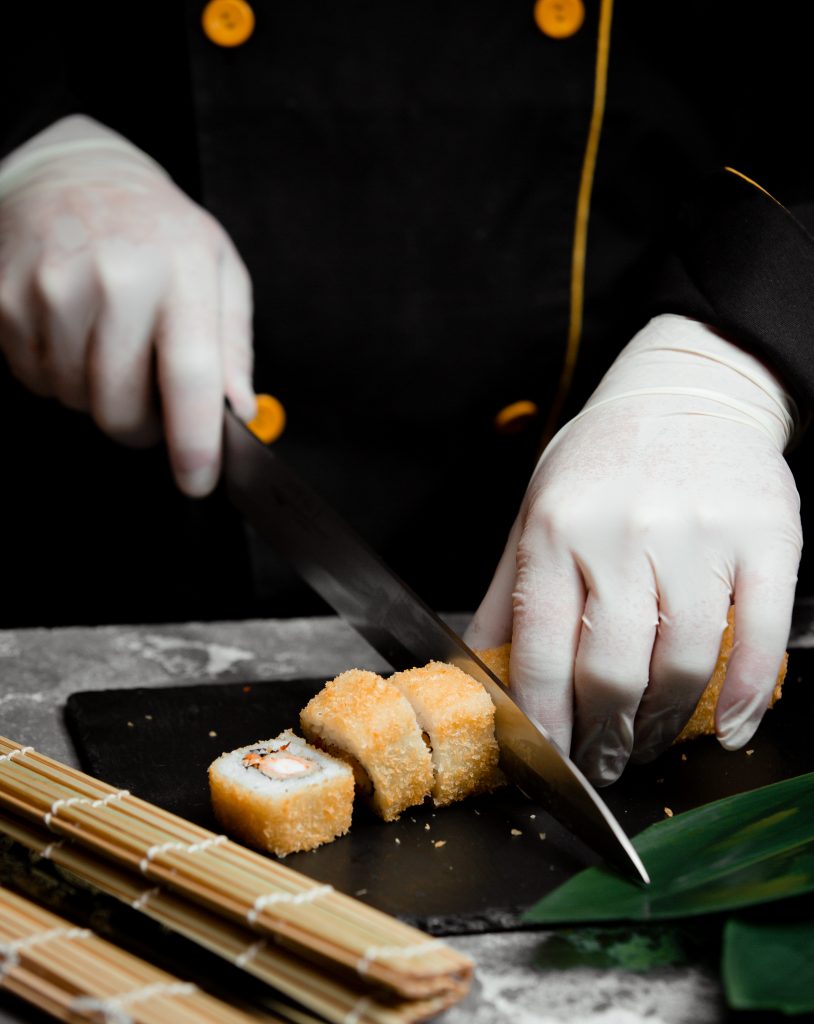 sushi con color dorado sobre la mesa | Subarashi Sushi Casablanca